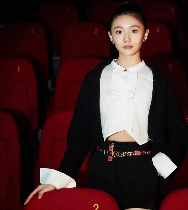 最新谋女郎闪耀娱乐圈，璀璨新星崛起