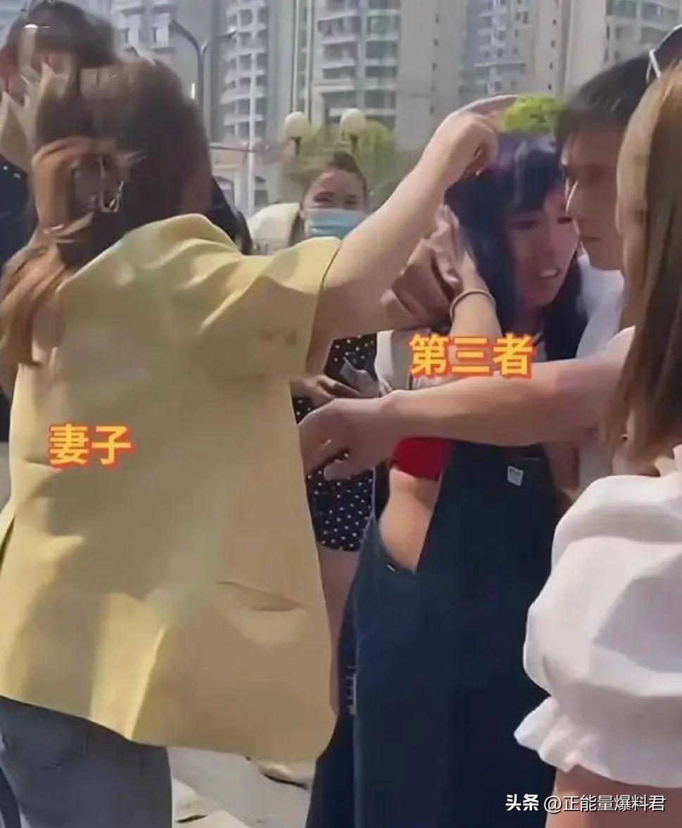 小三扒衣最新视频,小红书推荐小三扒衣最新视频，时尚魅力一网打尽！